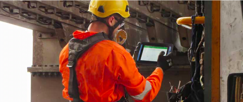 hazardous area worker with Intrinsically Safe Tablet by ecom