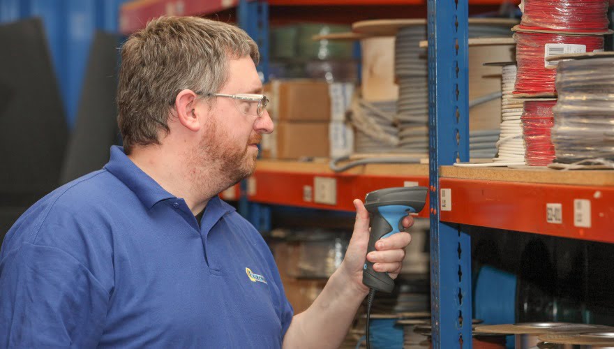 Intrinsically Safe Barcode Scanner Extronics iScan 102 Image man using scanner