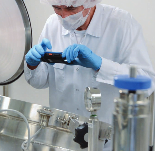 Intrinsically Safe Cell Phone Smart-Ex® 01 Ecom Man using Camera Testing
