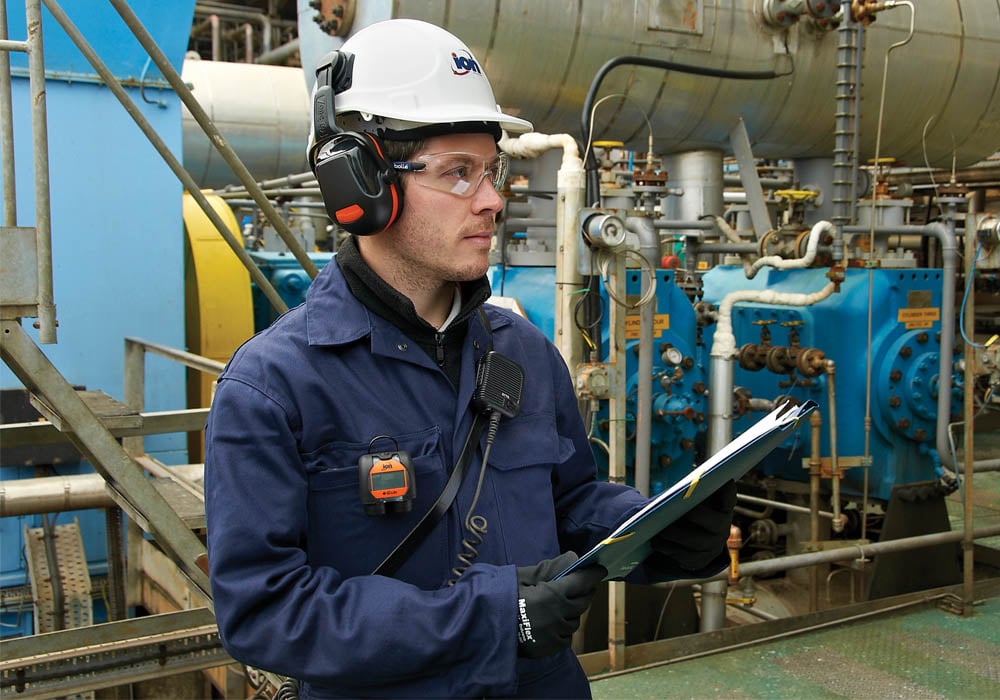 Intrinsically-Safe-Personal-VOC-Detector-Ion-Science-Cub-man-using-in-the-field