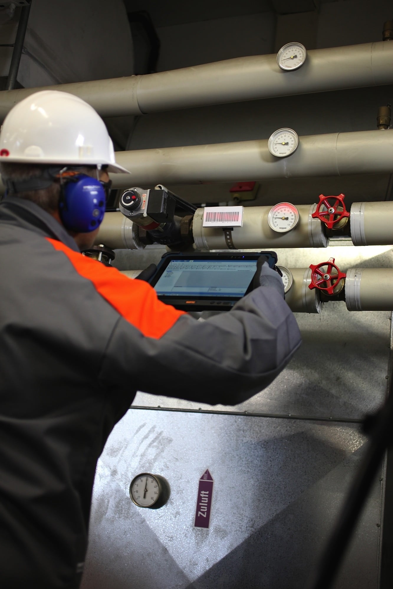 Intrinsically Safe Tablet Agile X Bartec Man Using the Tablet